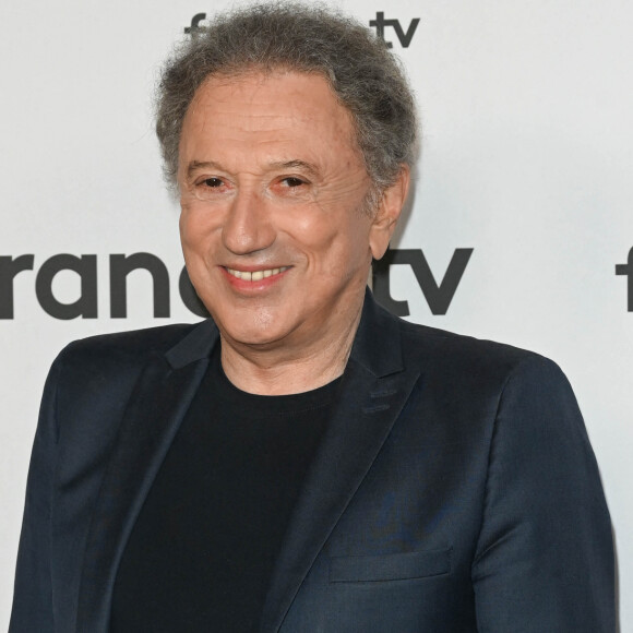 A savoir, le festival Des livres, des artistes dont il est le parrain.
Michel Drucker au photocall pour la conférence de presse de rentrée de France TV à la Grande Halle de la Villette à Paris, France, le 6 juillet 2022. © Coadic Guirec/Bestimage
