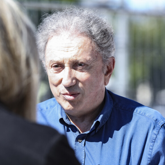 Plusieurs jours après avoir donné des nouvelles rassurantes de son état sur son compte Instagram, Michel Drucker est une nouvelle fois apparu en vidéo.
Exclusif - Michel Drucker - Festival des Livres et des Artistes organisé par l'association "Lecture pour Tous" engagée dans la lutte contre l'illettrisme au Mail Branly à Paris. © Pierre Perusseau/ Jack Tribeca / Bestimage