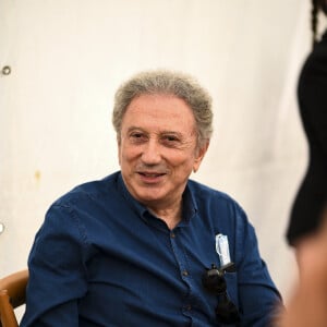 Exclusif - Michel Drucker - Festival des Livres et des Artistes organisé par l'association "Lecture pour Tous" engagée dans la lutte contre l'illettrisme au Mail Branly à Paris le 2 juillet 2022. © Pierre Perusseau / Jack Tribeca / Bestimage