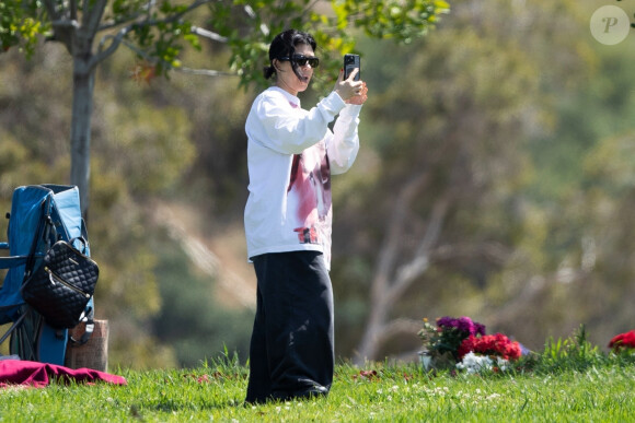 Exclusif - Kourtney Kardashian assiste à un service commémoratif pour le meilleur ami de Travis Barker, Chris Baker, décédé dans l'accident d'avion privé qui a failli coûter la vie à Travis, au cimetière de Forest Lawn à Calabasas, Los Angeles, Californie, Etats-Unis, le 5 juin 2023.