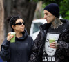 Elle l'a annoncé de manière très originale à son cher et tendre époux, Travis Barker.
Kourtney Kardashian et son mari Travis Barker jouent le jeu des photographes dans les rues de West Hollywood. Le 31 mai 2023