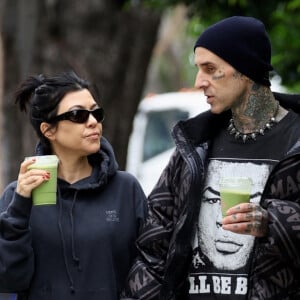 Elle l'a annoncé de manière très originale à son cher et tendre époux, Travis Barker.
Kourtney Kardashian et son mari Travis Barker jouent le jeu des photographes dans les rues de West Hollywood. Le 31 mai 2023