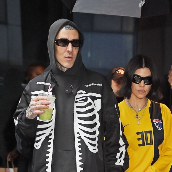 Kourtney Kardashian et son mari Travis Barker se promènent sous la pluie à New York, le 20 mai 2023.