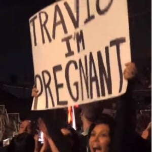 En hommage à une scène du clip de "All The Small Things", elle s'est rendue à un concert de son chéri et a brandi une grande pancarte.
Kourtney Kardashian annonce sa grossesse à Travis Barker en plein concert.
