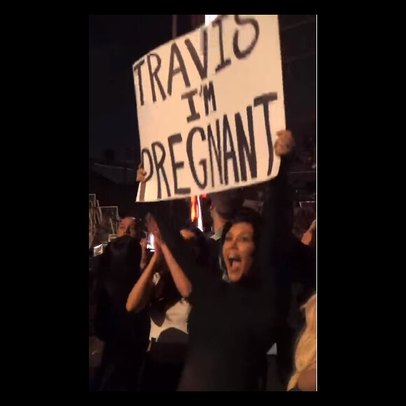 En hommage à une scène du clip de "All The Small Things", elle s'est rendue à un concert de son chéri et a brandi une grande pancarte.
Kourtney Kardashian annonce sa grossesse à Travis Barker en plein concert.