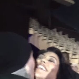 Visiblement sous le choc, le musicien l'a rejoint dans la fosse pour l'embrasser. Toutes nos félicitations.
Kourtney Kardashian annonce sa grossesse à Travis Barker en plein concert.