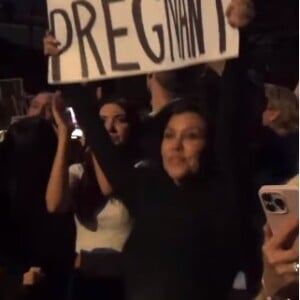 Kourtney Kardashian annonce sa grossesse à Travis Barker en plein concert.