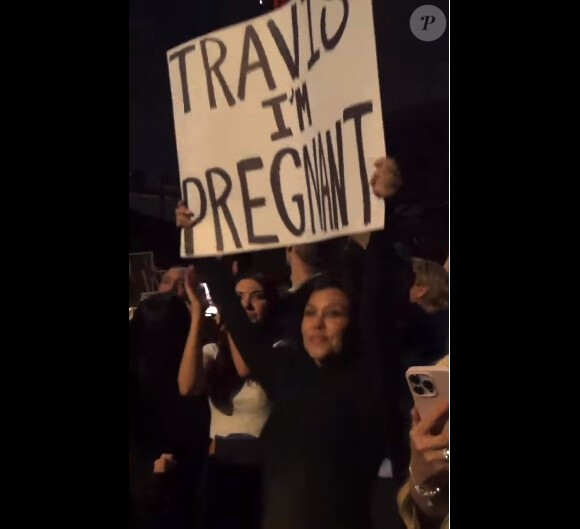 Kourtney Kardashian annonce sa grossesse à Travis Barker en plein concert.