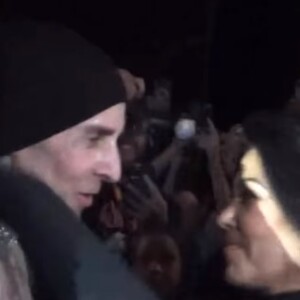 Kourtney Kardashian annonce sa grossesse à Travis Barker en plein concert.