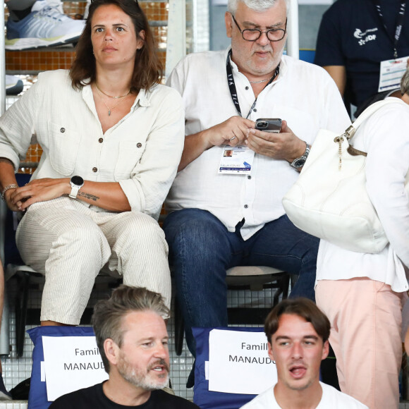 Laure Manaudou et son père Jean-Luc Manaudou assistent dans les tribunes aux championnats de France Élites en grand bassin de natation à Rennes, France, le 15 juin 2023. © Mickael Chavet/Zuma Press/Bestimage 