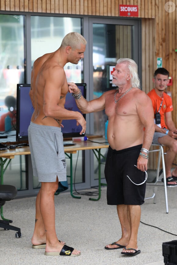 Florent Manaudou et l'entraîneur Philippe Lucas - Championnats de France Élites en grand bassin de natation à Rennes, le 16 juin 2023. 