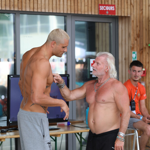 Florent Manaudou et l'entraîneur Philippe Lucas - Championnats de France Élites en grand bassin de natation à Rennes, le 16 juin 2023. 