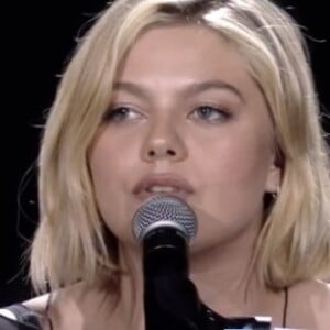 Louane victime d'un problème technique dans l'émission "La chanson de l'année" sur TF1. Le 17 juin 2023.