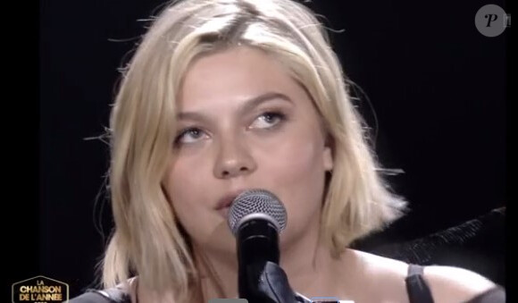 C'est la quatrième fois que le chanteur offre, au peuple français, la chanson de l'année.
Louane victime d'un problème technique dans l'émission "La chanson de l'année" sur TF1. Le 17 juin 2023.