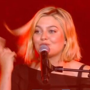 Louane victime d'un problème technique dans l'émission "La chanson de l'année" sur TF1. Le 17 juin 2023.