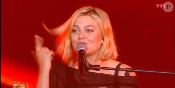 Louane victime d'un problème technique dans l'émission "La chanson de l'année" sur TF1. Le 17 juin 2023.