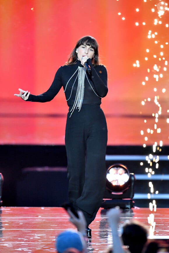 Exclusif - Juliette Armanet - Enregistrement de l'émission "La chanson de l'année" dans les Arènes de Nîmes, présentée par N.Aliagas et diffusée le 17 juin sur TF1 © Bruno Bebert-Christophe Clovis / Bestimage 