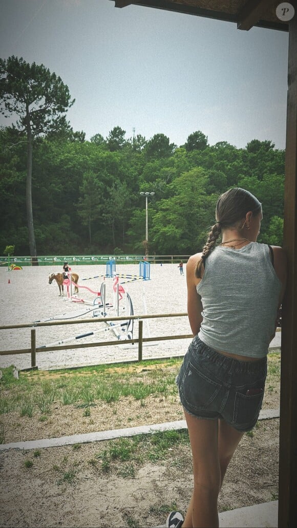 A 13 ans, la fille de Laure Manaudou est déjà très grande.
La fille de Laure Manaudou, avec son cheval sur Instagram, le 18 juin 2023.
© Instagram / lauremanaudouoff