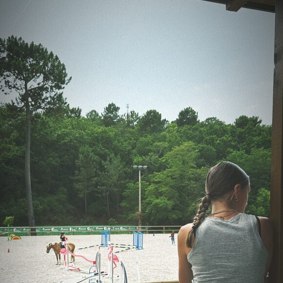 A 13 ans, la fille de Laure Manaudou est déjà très grande.
La fille de Laure Manaudou, avec son cheval sur Instagram, le 18 juin 2023.
© Instagram / lauremanaudouoff