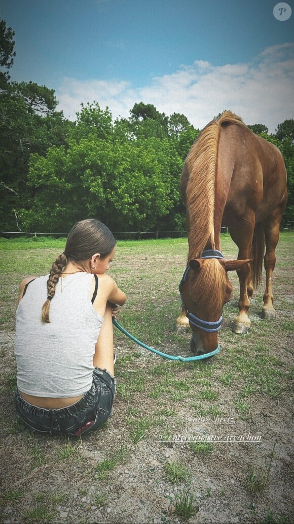 Laure Manaudou est fan de sa fille.
La fille de Laure Manaudou, avec son cheval en Story Instagram, le 18 juin 2023.
© Instagram / lauremanaudouoff