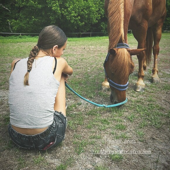 Laure Manaudou est fan de sa fille.
La fille de Laure Manaudou, avec son cheval en Story Instagram, le 18 juin 2023.
© Instagram / lauremanaudouoff