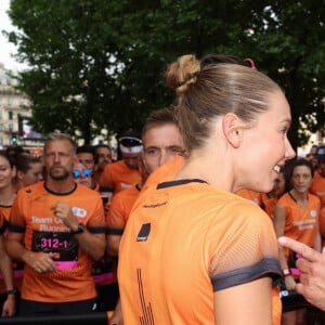 Amandine Petit (Miss France 2021) et Hervé Mathoux (journaliste) lors du marathon Orange Night Run, une boucle de 5,274 km le long des quais de Seine, pour tenter de remporter l'un des 1000 dossards pour le Marathon Pour Tous des Jeux Olympiques de Paris 2024, à Paris, France, le 17 juin 2023. © Jeremy Melloul/Bestimage