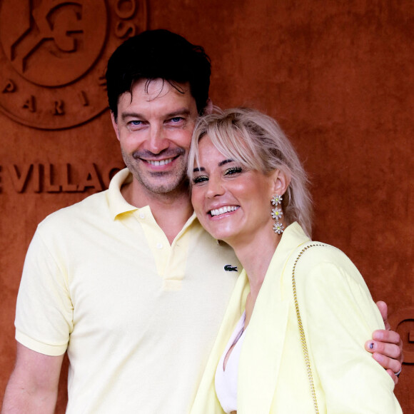 Elodie Gossuin et Bertrand Lacherie, un couple qui dure !
Elodie Gossuin et son mari Bertrand Lacherie au village lors des Internationaux de France de Tennis de Roland Garros. © Dominique Jacovides/Bestimage 