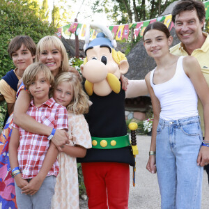 La petite famille réunie en juillet 2022.
Exclusif - Élodie Gossuin (Miss France 2001) en famille : Jules, Elodie, Joséphine, Léonard, Rose et Bertrand Lacherie lors de l'opération "L'été gaulois fait son grand retour au Parc Astérix" à Plailly le 8 juillet 2022. © Christophe Aubert via Bestimage