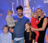 Puis viendra la naissance des jumeaux Joséphin et Léonard en 2013.
Elodie Gossuin, Bertrand Lacherie et leurs 4 enfants Rose Lacherie, Jules Lacherie, Joséphine Lacherie, Léonard Lacherie - 25 ème anniversaire de Disneyland Paris à Marne-La-Vallée le 25 mars 2017 © Veeren Ramsamy / Bestimage