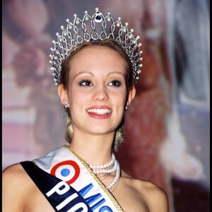 Elodie Gossuin, Miss Picardie, est élue Miss France 2001 au Grimaldi Forum à Monaco le 10 décembre 2000.