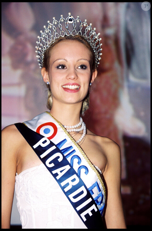 Elodie Gossuin, Miss Picardie, est élue Miss France 2001 au Grimaldi Forum à Monaco le 10 décembre 2000.