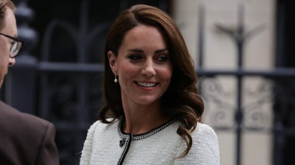 Kate Middleton angélique en Chanel : look inhabituel et cheveux bouclés pour une apparition inattendue à Londres