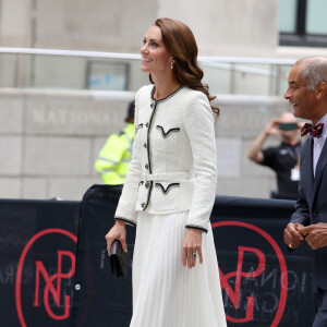 Elle avait choisi une veste Chanel inédite.
Catherine (Kate) Middleton, princesse de Galles, arrive à la réouverture de la National Portrait Gallery à Londres, Royaume-Uni, le 20 juin 2023. 