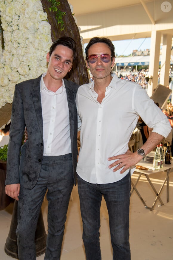 Les enfants d'Alain Delon posent rarement ensemble. 
Exclusif - Anthony Delon et son frère Alain-Fabien Delon - Tente - Dîner - Longines Paris Eiffel Jumping au Champ de Mars à Paris, France, le 5 juillet 2019. © Luc Castel/Bestimage