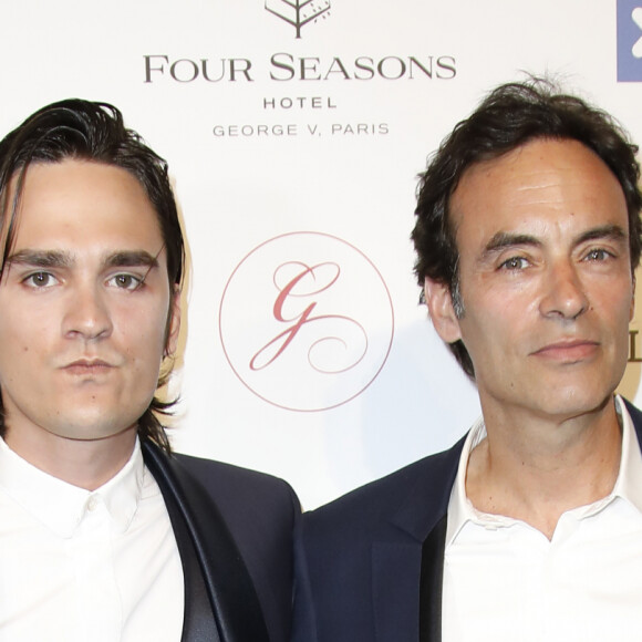 Anthony Delon avec son frère Alain-Fabien Delon au photocall de la 10ème édition du "Global Gift Gala" à l'hôtel Four Seasons George V à Paris, le 3 juin 2019. © Marc Ausset-Lacroix/Bestimage 