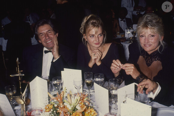 Archive - Philippe Gildas, Valérie Leulliot (fille de Maryse) et Maryse Gildas (sa femme) - Philippe Gildas lors de la remise du prix le 7 d'or en 1993 pour son émission: Nulle part ailleurs (Canal+) à Paris, France, le 3 avril 1993.