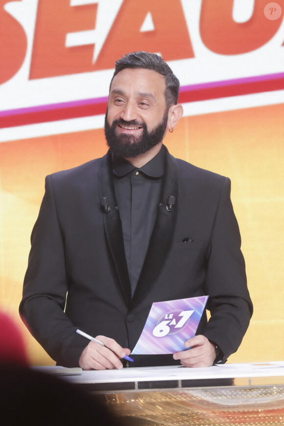 Exclusif - Cyril Hanouna - Sur le plateau de l'émission TPMP (Touche Pas à Mon Poste) présentée en direct par C.Hanouna et diffusée sur C8 - Paris le 02/01/2023 - © Jack Tribeca / Bestimage