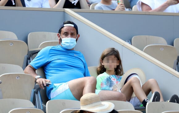 Cyril Hanouna et son fils Lino - People dans les tribunes des Internationaux de France de Tennis de Roland Garros à Paris. Le 9 juin 2021 © Dominique Jacovides / Bestimage