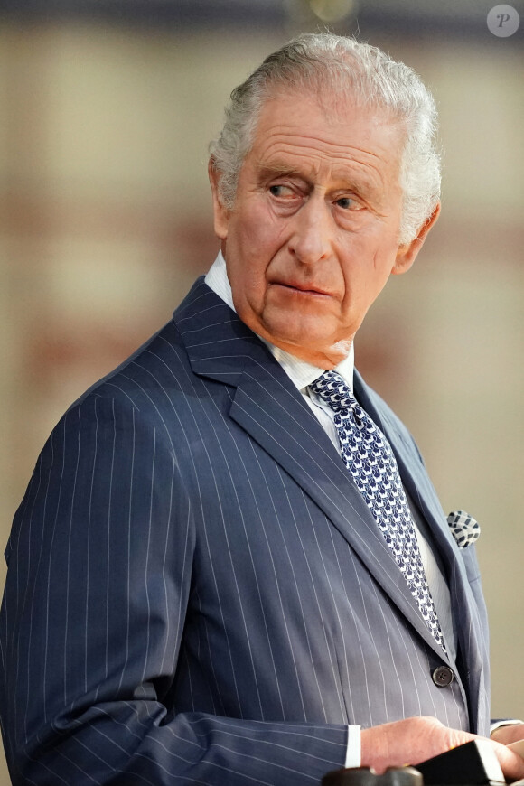 Même le roi Charles III se retrouve aux abois, un de ses proches étant à bord, Shahzada Dawood, accompagné de son fils Suleman (19 ans). 
Le roi Charles III d'Angleterre - Service annuel du jour du Commonwealth à l'abbaye de Westminster à Londres, Royaume Uni. 