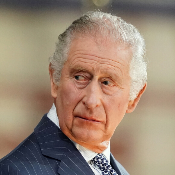 Même le roi Charles III se retrouve aux abois, un de ses proches étant à bord, Shahzada Dawood, accompagné de son fils Suleman (19 ans). 
Le roi Charles III d'Angleterre - Service annuel du jour du Commonwealth à l'abbaye de Westminster à Londres, Royaume Uni. 