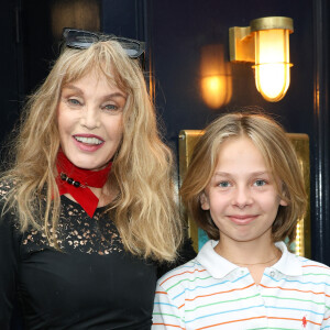 L'adolescent ressemble comme deux gouttes d'eau à sa génitrice ! 
Arielle Dombasle et Billy et le fils de Julie Depardieu - Avant-première du film "Les Secrets de la princesse de Cadignan" au Silencio des Prés à Paris le 21 juin 2023. © Coadic Guirec/Bestimage