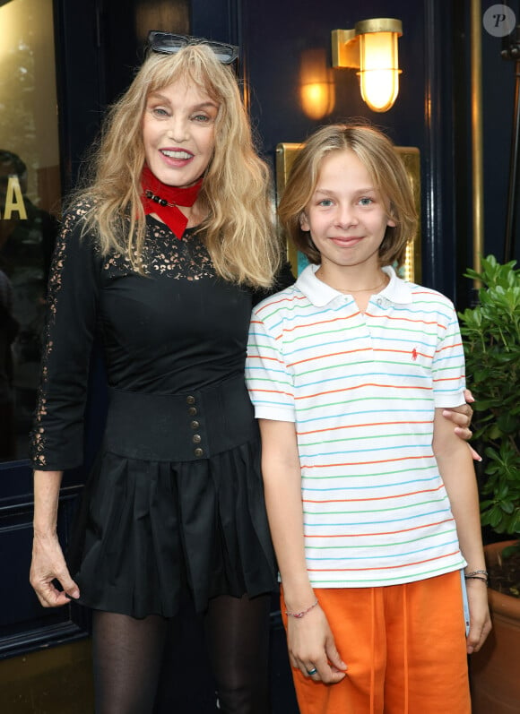 L'adolescent ressemble comme deux gouttes d'eau à sa génitrice ! 
Arielle Dombasle et Billy et le fils de Julie Depardieu - Avant-première du film "Les Secrets de la princesse de Cadignan" au Silencio des Prés à Paris le 21 juin 2023. © Coadic Guirec/Bestimage