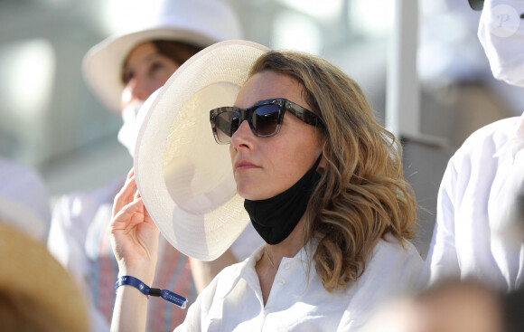 Laurie Delhostal dans les tribunes lors de la finale hommes des Internationaux de France de tennis de Roland Garros à Paris le 13 juin 2021. © Dominique Jacovides / Bestimage