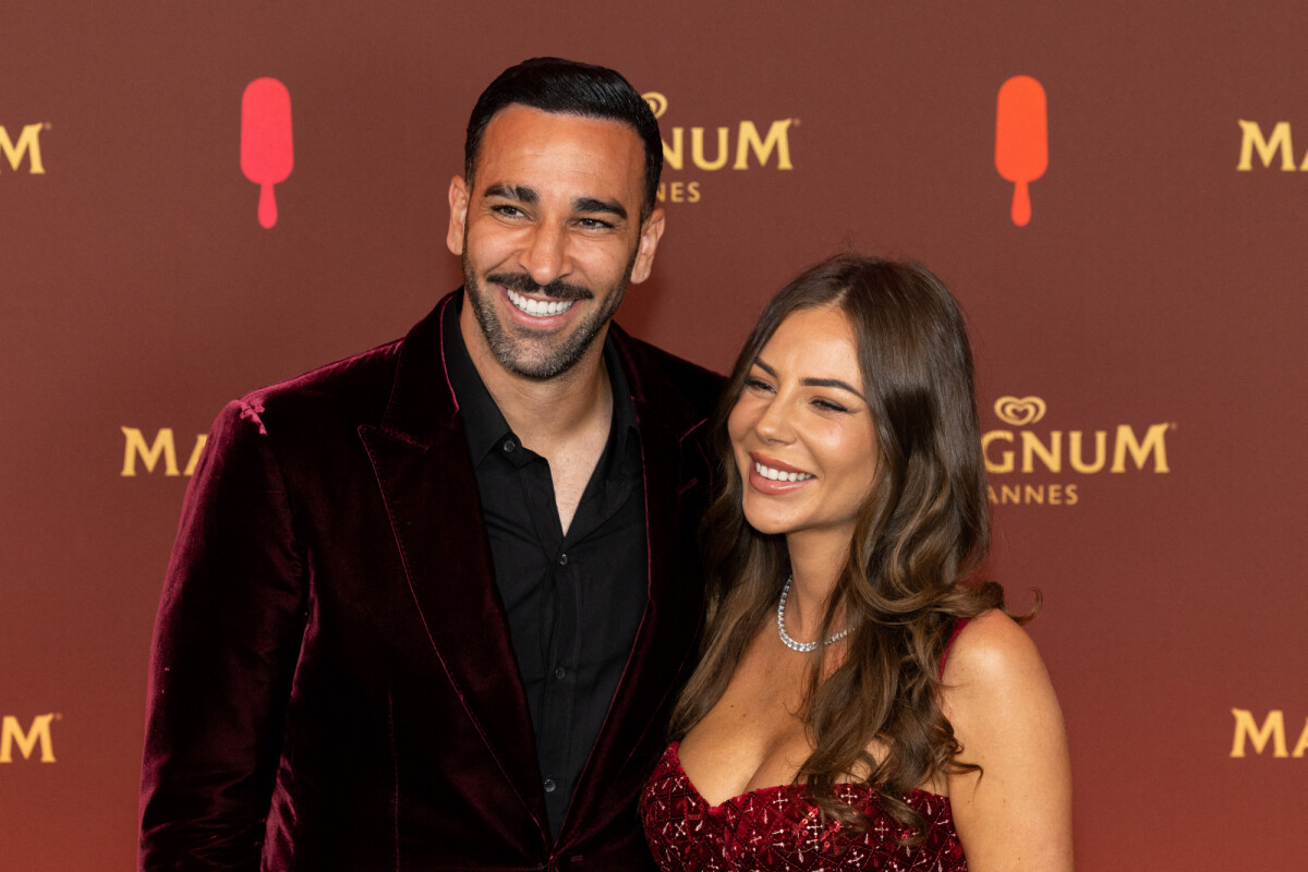 Photo : Adil Rami et sa compagne Léna Guillou - Soirée sur la plage ...