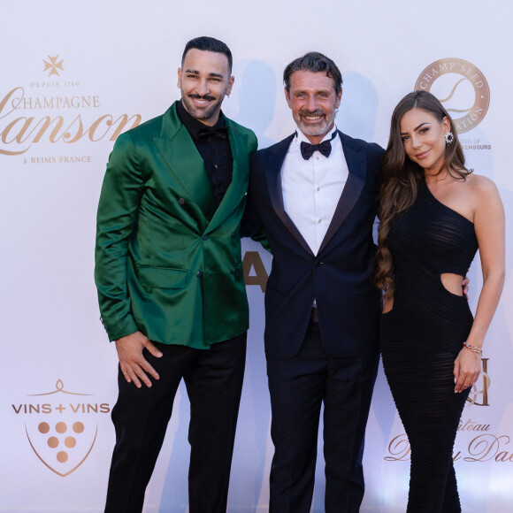 Adil Rami, Patrick Mouratoglou et Léna Guillou - 8 ème gala étoilé Patrick Mouratoglou au profit de la Fondation Champ'seed à la Mouratoglou Academy à Sophia-Antipolis le 19 juin 2022. © Mouratoglou Gala via Bestimage