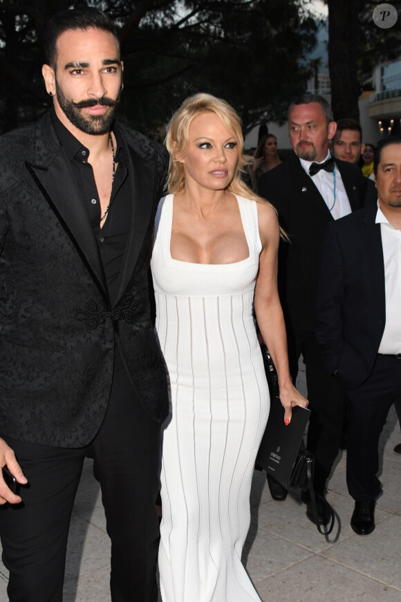 Pamela Anderson et son compagnon Adil Rami lors de la soirée Amber Lounge Monaco 2019 au profit de la fondation de Jackie Stewart "Race Against Dementia" à l'hôtel Méridien Beach Plaza à Monaco, le 24 mai 2019.
