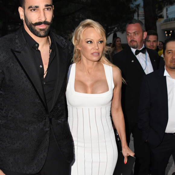 Pamela Anderson et son compagnon Adil Rami lors de la soirée Amber Lounge Monaco 2019 au profit de la fondation de Jackie Stewart "Race Against Dementia" à l'hôtel Méridien Beach Plaza à Monaco, le 24 mai 2019.