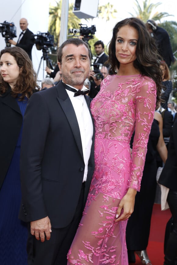 Arnaud Lagardère et sa femme Jade ont assisté à la remise de diplômes de leur fille aînée. 
Arnaud Lagardère et sa femme Jade Foret (Lagardère) - Montée des marches du film "Les Proies" (The Beguiled) lors du 70ème Festival International du Film de Cannes. © Borde-Jacovides-Moreau/Bestimage 