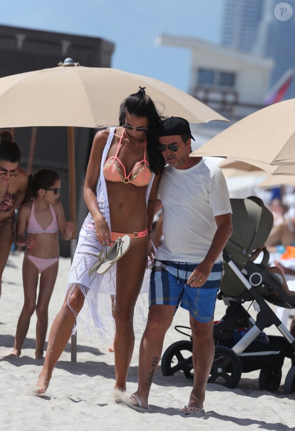 Exclusif - Arnaud Lagardère avec sa femme Jade Foret (Lagardère) et leurs enfants Liva, Mila et Emery se relaxent sur une plage de Miami le 9 avril 2017. 