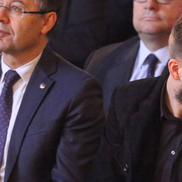 Gerard Piqué reçoit le prix du meilleur athlète catalan lors d'une cérémonie à Barcelone le 25 janvier 2016. Shakira était à ses côtés 